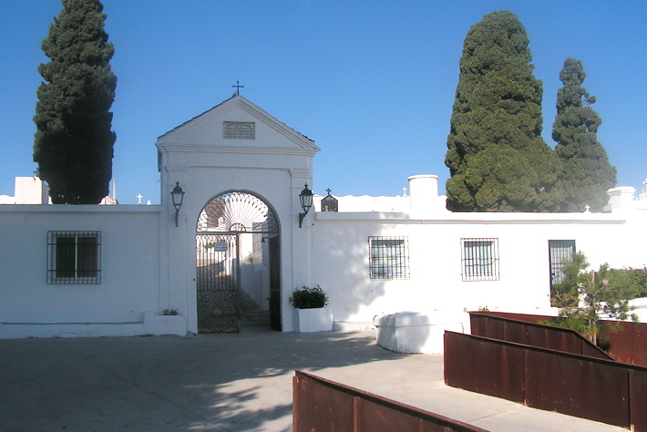 El consistorio ultima los trabajos de mantenimiento de los cementerios de Salobreña de cara al Día de Todos los Santos